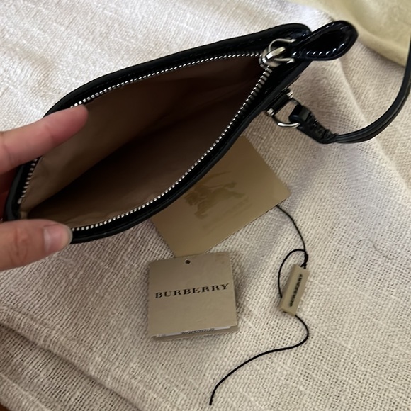 Burberry Handbag Tote ๐ - Picture 4 of 13